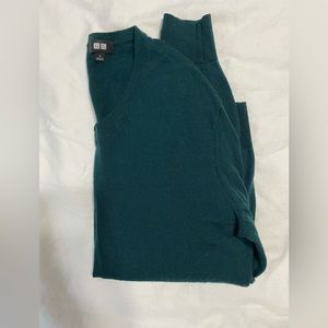 Men’s v-neck Uniqlo Sweater